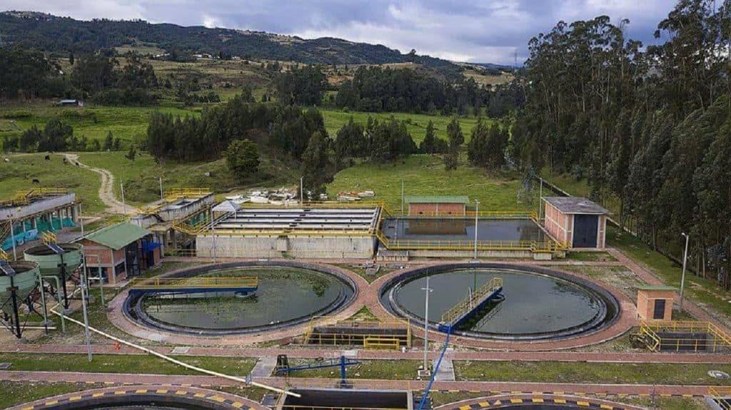 Paneles solares en la PTAR de Tunja — planta fotovoltaica Veolia Colombia