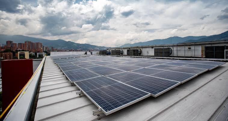 Instalación de paneles solares fotovoltaicos en tejados residenciales en Colombia